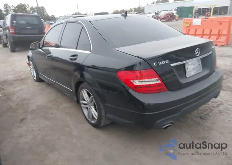 2013 Mercedes-Benz C 300 Sport 4Matic z USA, uszkodzony, nr VIN WDDGF8ABXDR296681